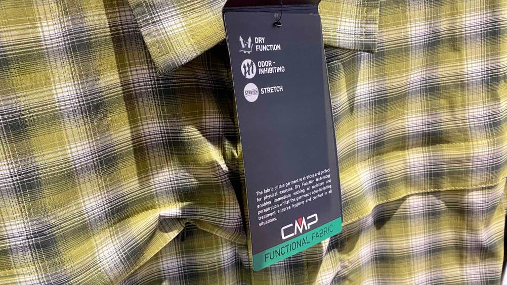 Wanderhemd-Test: Etikett eines CMP-Wanderhemds mit den Eigenschaften Dry Function, Odor-Inhibiting und Stretch