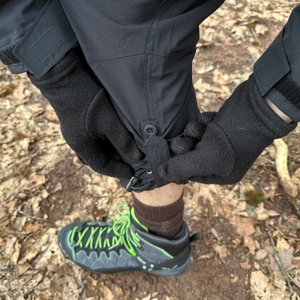 Die Maier Sports Nil Wanderhose wurde hochgekrempelt und mit einem Knopf fixiert. Die Funktion sorgt für gute Belüftung bei warmem Wetter.