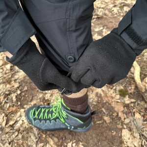 Eine Person krempelt das Hosenbein der Maier Sports Nil Wanderhose nach oben. Die Funktion ermöglicht eine schnelle Anpassung an hohe Temperaturen.