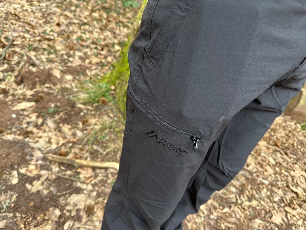 Nahaufnahme der seitlichen Reißverschlusstasche der Maier Sports Nil Wanderhose. Die Tasche bietet sicheren Stauraum für kleine Gegenstände.