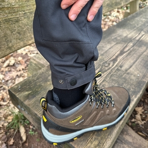 Das Beinende der RevolutionRace Herren GPX Pro Hose wird mit einem Druckknopf enger gestellt. Dies sorgt für besseren Halt über Wanderschuhen.