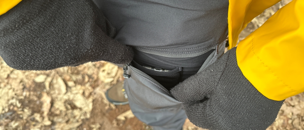 Die geöffnete Beintasche der RevolutionRace Herren GPX Pro Hose zeigt ein passgenaues Fach für ein Smartphone. Der Reißverschluss sorgt für sicheren Halt.