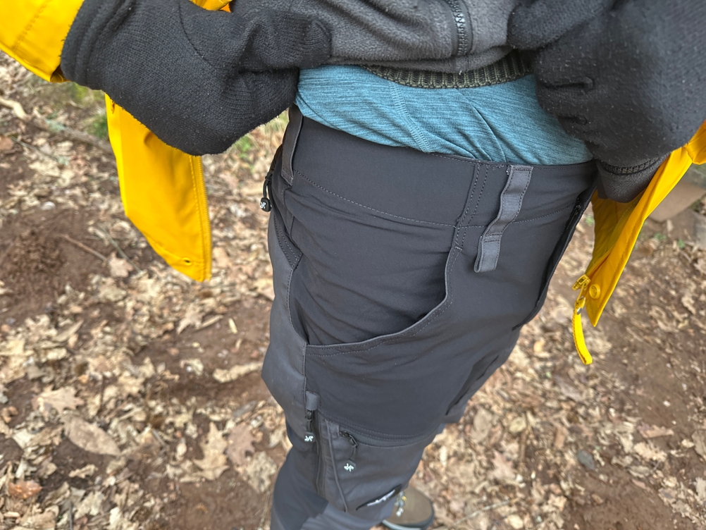 Die breiten Gürtelschlaufen der RevolutionRace Herren GPX Pro Hose sind robust verarbeitet. Sie bieten stabilen Halt für breite Gürtel.