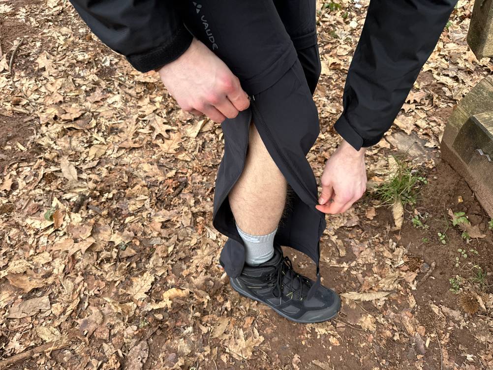 Die Beinöffnung der Vaude Herren Farley Stretch T-Zip Hose III ist komplett geöffnet, wodurch das Bein freigelegt wird. Die Funktion dient einer schnellen Belüftung oder einem einfachen Hosenwechsel.