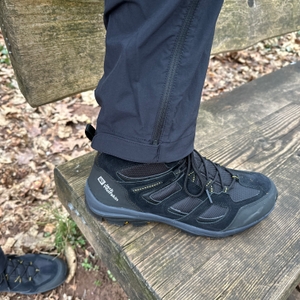 Der Klettverschluss am unteren Bein der Vaude Herren Farley Stretch T-Zip Hose III wird festgezogen. Dies ermöglicht eine Anpassung an verschiedene Schuhgrößen.