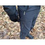 Eine Hand öffnet den seitlichen Reißverschluss der Vaude Herren Farley Stretch T-Zip Hose III. Die verschließbare Tasche sorgt für sicheren Stauraum unterwegs.