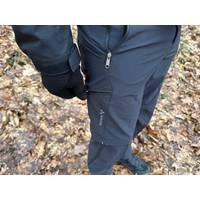 Eine Hand öffnet den seitlichen Reißverschluss der Vaude Herren Farley Stretch T-Zip Hose III. Die verschließbare Tasche sorgt für sicheren Stauraum unterwegs.