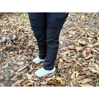Eine Frau im Wald trägt die schwarze Wanderhose von Benboy.