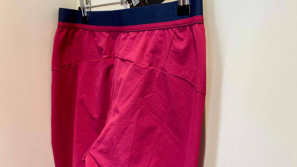Damen-Wanderhosen-Test: Eine Wanderhose von CMP von hinten mit Sattel und Elasikbund.