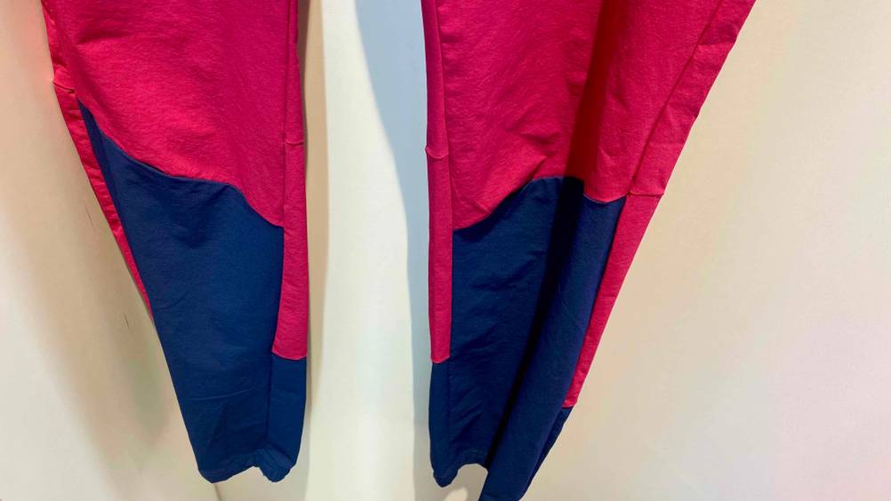 Nahaufnahme der Beine der getesteten Wanderhosen für Damen.