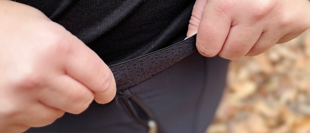 Der Hosenbund der Damen-Wanderhose von Vaude ist flexibel und dehnbar.