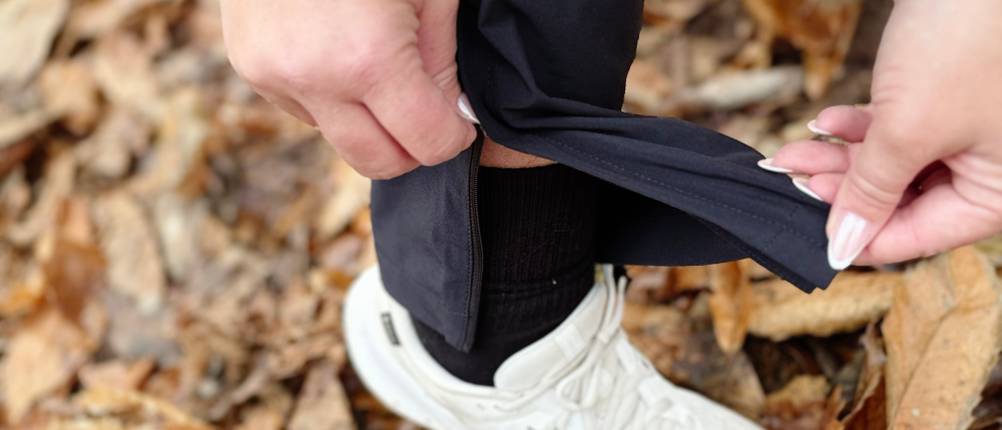 Am Knöchel der Vaude Wanderhose befindet sich ein Reißverschluss, der geöffnet werden kann.