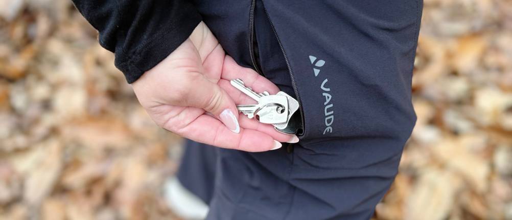 In die kleine Tasche, die die Vaude Wanderhose weiter unten am Oberschenkel hat, passt z. B. ein Schlüsselbund.