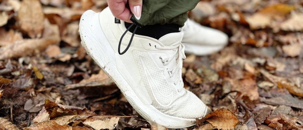 Der Bund am Knöchel der Yeyity Wanderhose kann mit einem Gummizug enger oder weiter gestellt werden.