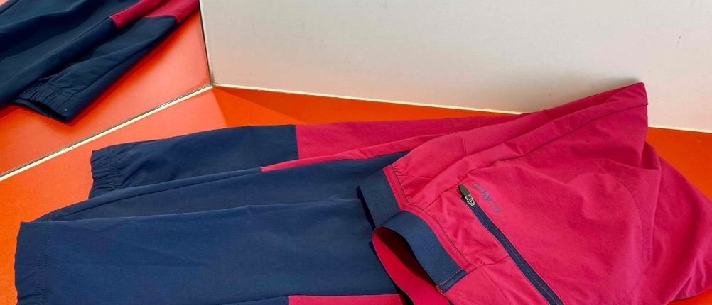 Damen-Wanderhosen-Test: Eine zweifarbige CMP-Damen-Wanderhosen in Pink und Blau.
