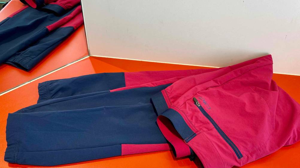 Damen-Wanderhosen-Test: Eine zweifarbige CMP-Damen-Wanderhosen in Pink und Blau.