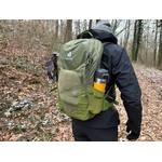 Der deuter Futura Wanderrucksack wird auf einer Wanderung getragen. In der Seitentasche steckt eine gelbe Thermoskanne.
