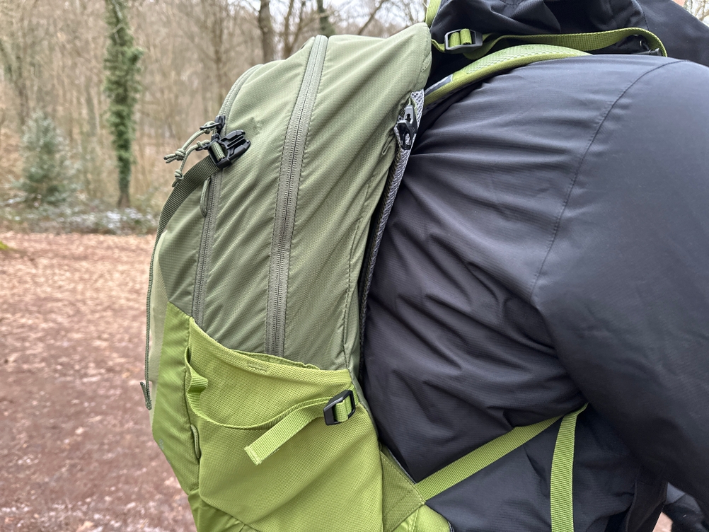 Ein Wanderer trägt den Deuter-Futura-Wanderrucksack. Die Rückenkontur des Rucksacks liegt körpernah an.