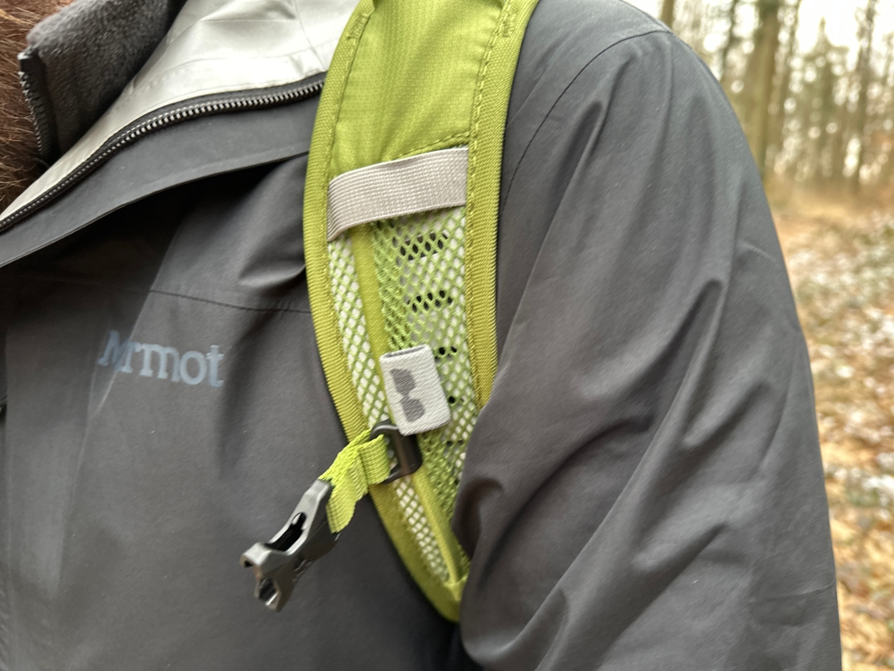 Nahaufnahme des Schultergurts am Deuter-Futura-Wanderrucksack. Der Gurt besteht aus atmungsaktivem Mesh mit verstellbarem Brustgurtclip.