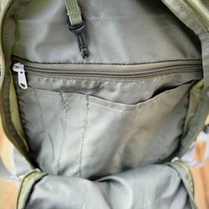 Das offene Frontfach des Mountaintop TX5832lanpeicheng Wanderrucksacks zeigt mehrere Organizer-Fächer und einen Reißverschluss. Ein Schlüsselclip ist ebenfalls integriert.