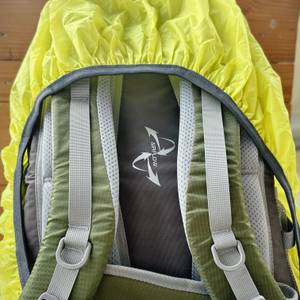 Die Rückenpartie des Mountaintop-TX5832lanpeicheng-Wanderrucksacks mit aufgezogener gelber Regenhülle. Die Schultergurte und das Rückenteil sind frei sichtbar.