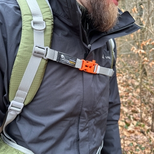 Der Brustgurt und die Schultergurte des Mountaintop TX5832lanpeicheng Wanderrucksacks sind gut sichtbar. Der Gurtverschluss ist farblich abgesetzt.