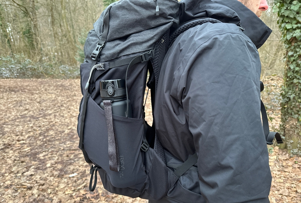 Seitenansicht des Vaude-14394-Rucksacks mit sichtbar eingesetztem Meshmaterial am Rücken für eine verbesserte Belüftung. Die Netzstruktur liegt luftdurchlässig an.