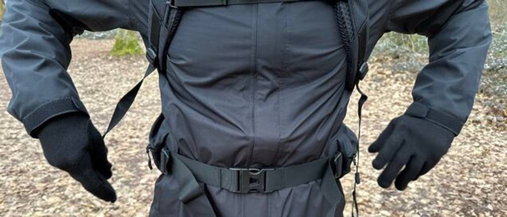 Der geschlossene Hüftgurt des Vaude-14394-Rucksacks liegt fest an der Hüfte. Die Handschuhe zeigen eine einfache Bedienbarkeit auch bei Kälte.