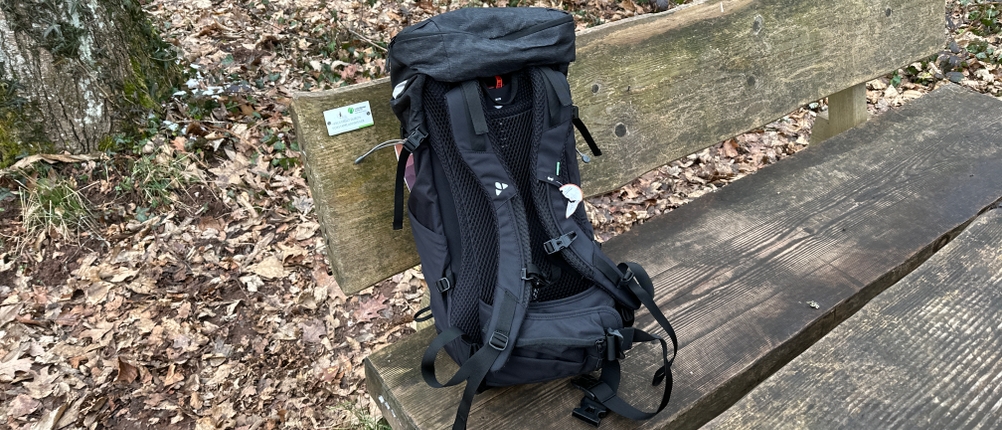Der Vaude-14394-Wanderrucksack wird von hinten gezeigt, gut sichtbar ist das ergonomisch geformte Rückenteil mit breiten Schulterträgern.