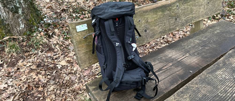 Der Vaude-14394-Wanderrucksack wird von hinten gezeigt, gut sichtbar ist das ergonomisch geformte Rückenteil mit breiten Schulterträgern.