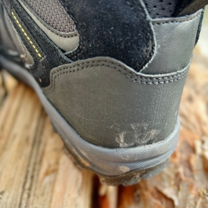 Detailaufnahme der Fersenkappe des Jack Wolfskin Vojo 3 Texapore Mid M auf Holz. Die sauberen Nähte und der Materialmix sind gut zu erkennen.