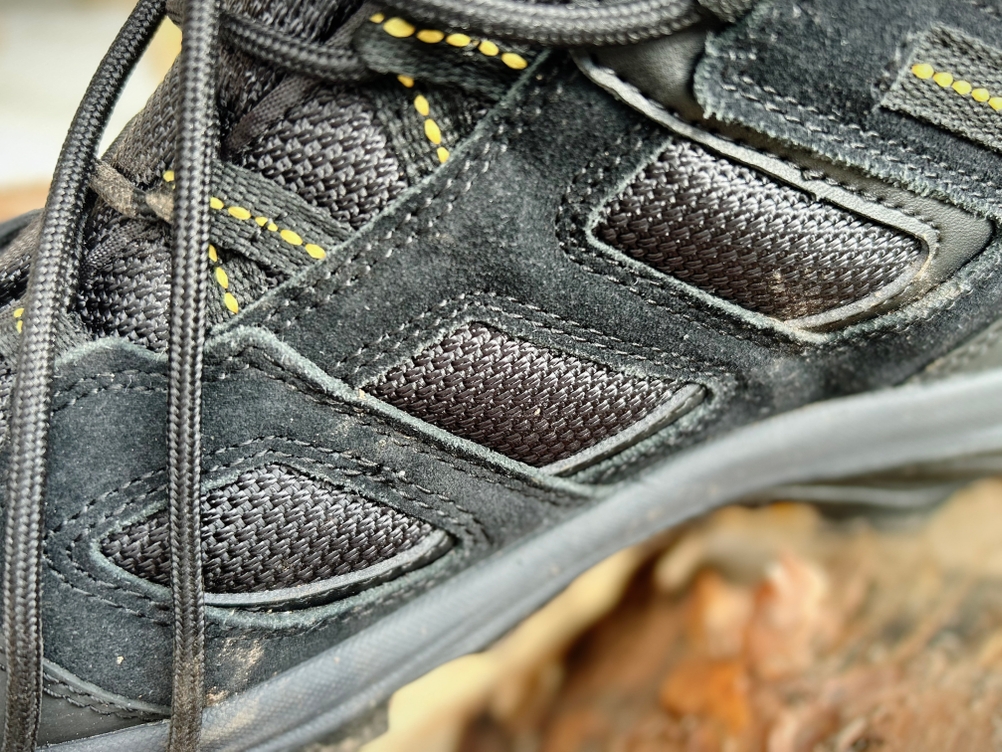 Detailansicht des Obermaterials vom Jack Wolfskin Vojo 3 Texapore Mid M. Netzstruktur und verstärkende Nähte sind im Vordergrund zu sehen.