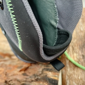 Nahaufnahme des Fersenbereichs vom Salewa Ms Alp Trainer Mid. Zu sehen ist die weiche Polsterung im Einstiegsbereich des Wanderschuhs.