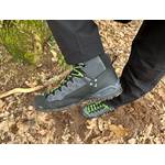Innenansicht des seitlichen Aufbaus vom Salewa Ms Alp Trainer Mid. Die Struktur zeigt Nahtführung und Verstärkungen am Schaft.