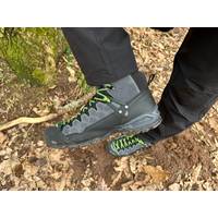 Innenansicht des seitlichen Aufbaus vom Salewa Ms Alp Trainer Mid. Die Struktur zeigt Nahtführung und Verstärkungen am Schaft.