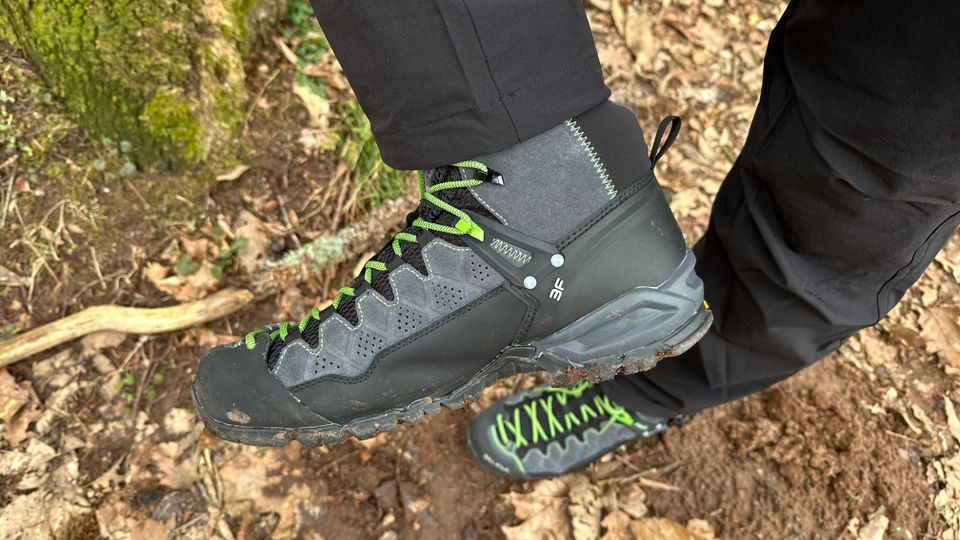 Innenansicht des seitlichen Aufbaus vom Salewa Ms Alp Trainer Mid. Die Struktur zeigt Nahtführung und Verstärkungen am Schaft.