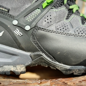 Seitenansicht des Salewa Ms Alp Trainer Mid mit Fokus auf die abriebfeste Seitenverstärkung. Der 3F-Logo-Print ist gut sichtbar.