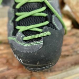 Detailaufnahme der Zehenkappe des Salewa Ms Alp Trainer Mid. Die Front des Schuhs ist durch eine Gummierung verstärkt.