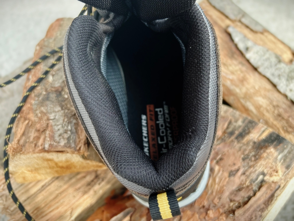 Blick in das Innenfutter des Skechers Relment Pelmo. Die Polsterung und der Textilkragen sind gut zu erkennen.