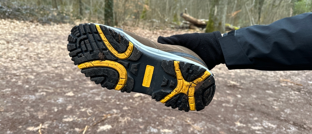 Die Laufsohle des Skechers-Relment-Pelmo-Wanderschuhs zeigt ein tiefes, gelb-schwarzes Profil. Sie liegt flach in der Hand.