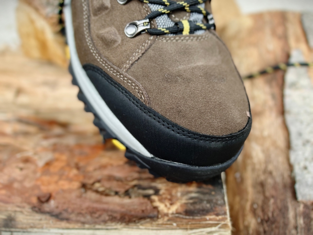 Detail der Zehenkappe des Skechers-Relment-Pelmo-Wanderschuhs. Die schwarze Gummierung hebt sich vom braunen Obermaterial ab.