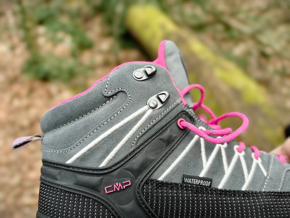 Seitenansicht des CMP-Rigel-Mid-Wanderschuhs mit Fokus auf das „Waterproof“-Label und seitliche Nähte.