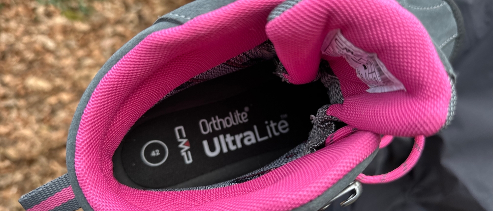 Blick in das Innere des CMP-Rigel-Mid-Damen-Wanderschuhs mit sichtbarer pinker Polsterung und Ortholite-UltraLite-Einlegesohle.