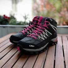 CMP Rigel Mid Damen-Wanderschuhe in Grau-Pink auf Holztisch, aufgenommen in Seitenansicht.