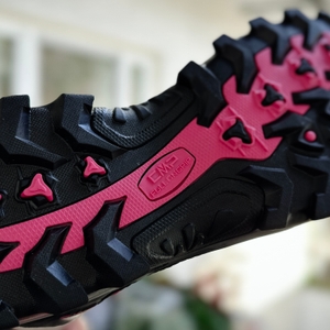 Nahaufnahme der Laufsohle des CMP-Rigel-Mid-Damen-Wanderschuhs. Das Profil ist tief und in Schwarz-Pink gestaltet.
