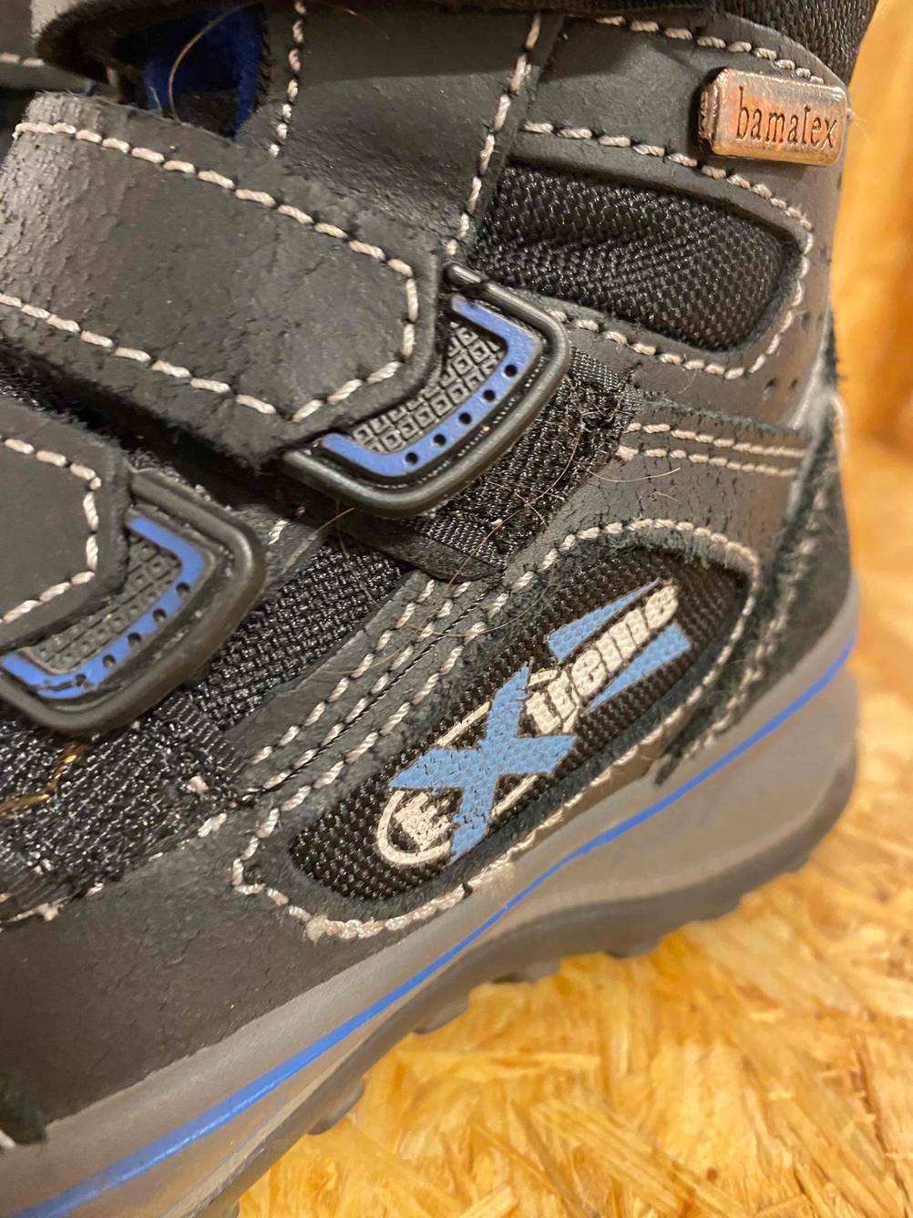Wanderschuhe für Kinder getestet: Nahaufnahme des Aufdrucks auf der Seite.