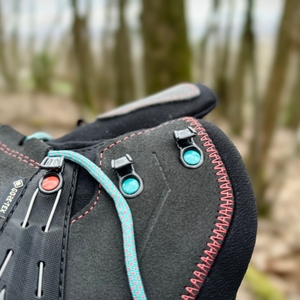 Nahaufnahme der Vibram-Sohle des Salewa MTN Trainer Mid GTX mit klar erkennbaren Profilblöcken und Logo.