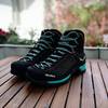 Rückansicht des Salewa MTN Trainer Mid GTX mit Fokus auf den Fersenbereich und Flex-Zone. Die Polsterung ist deutlich sichtbar.