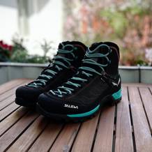 Rückansicht des Salewa MTN Trainer Mid GTX mit Fokus auf den Fersenbereich und Flex-Zone. Die Polsterung ist deutlich sichtbar.