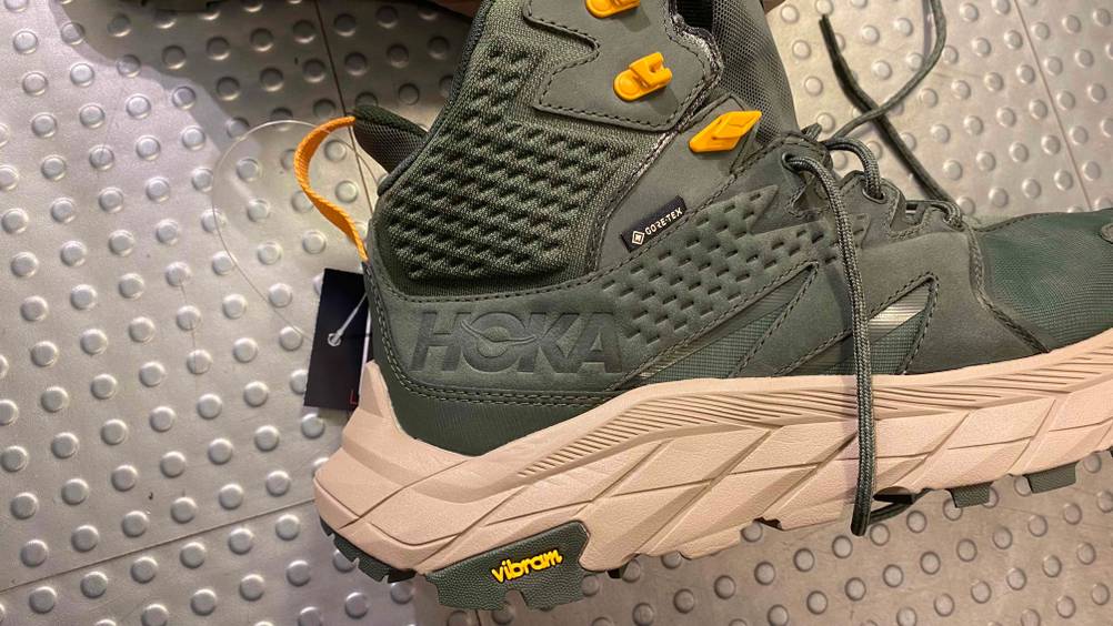 Nahaufnahme der Seite und Ferse eines getesteten Wanderschuh Unisex.